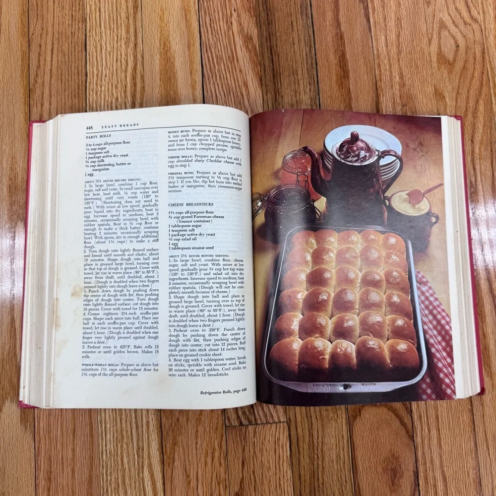 Vintage 1978 The Good Housekeeping Cookbook - Red Cover Hardback